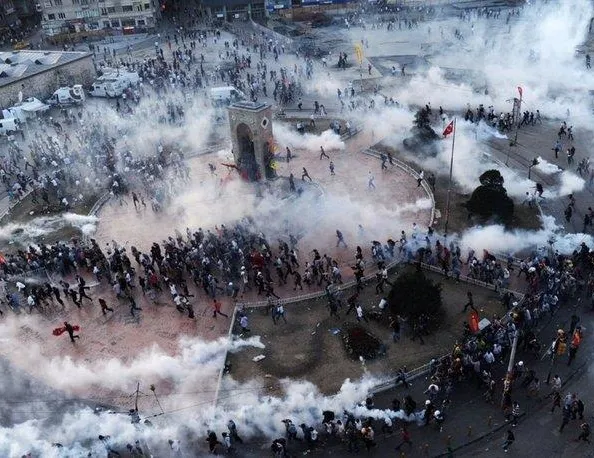 Kapatılan Taraf gazetesi yazarı Ayşe Hür