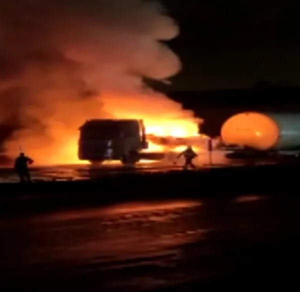 hatay-iskenderunda-park-halindeki-tir-alev-alev-yandi-1641352717120.jpg Hatay İskenderun'da park halindeki TIR alev alev yandı-4