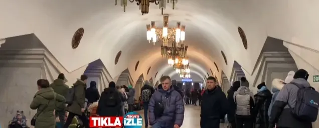 SON DAKİKA HABER! Patlamalardan kaçan halk Kharkovdaki metro istasyonlarında toplandı! İlk görüntüler