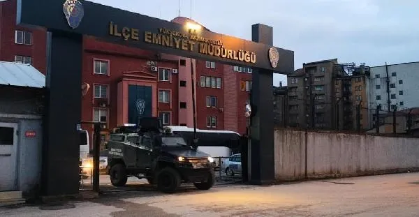Yeşil Sol Parti'nin seçim bürosu açılışında polis aracı taşlayan ve yasa dışı slogan atan 15 kişi gözaltına alındı-3