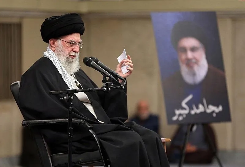 Hizbullah lideri Hasan Nasrallah'ın İsrail saldırısında öldürmesi ve İran'ın İsrail'e yönelik saldırıların ardından başkent Tahran'daki İmam Humeyni Hüseyniyesi'nde düzenlenen bir programa katılan İran lideri Ali Hamaney konuşma yaptı. (AA/2 Ekim 2024)