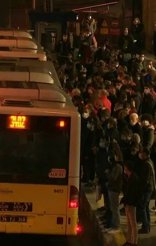 Zincirlikuyu metrobüs durağında korkutan yoğunluk! Sosyal mesafe hiçe sayıldı