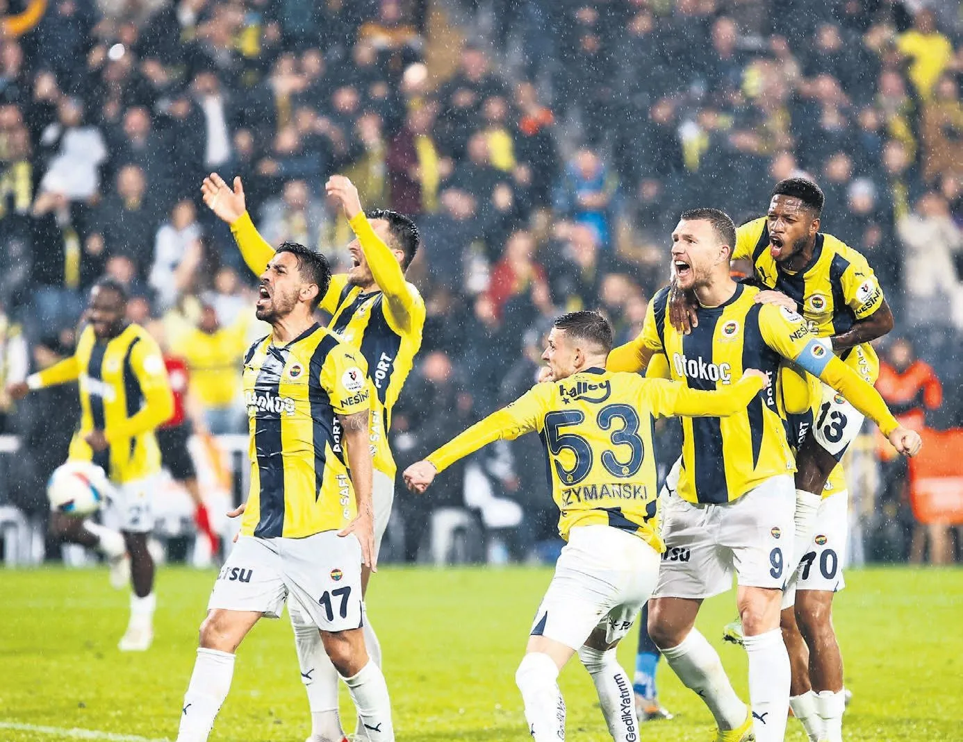 Fener’in kafası attı!