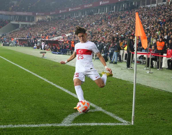 galatasarayin-altyapisinda-yeni-bir-yildiz-doguyor-ada-yuzgec-performansiyla-buyuledi-1669626363164.jpg