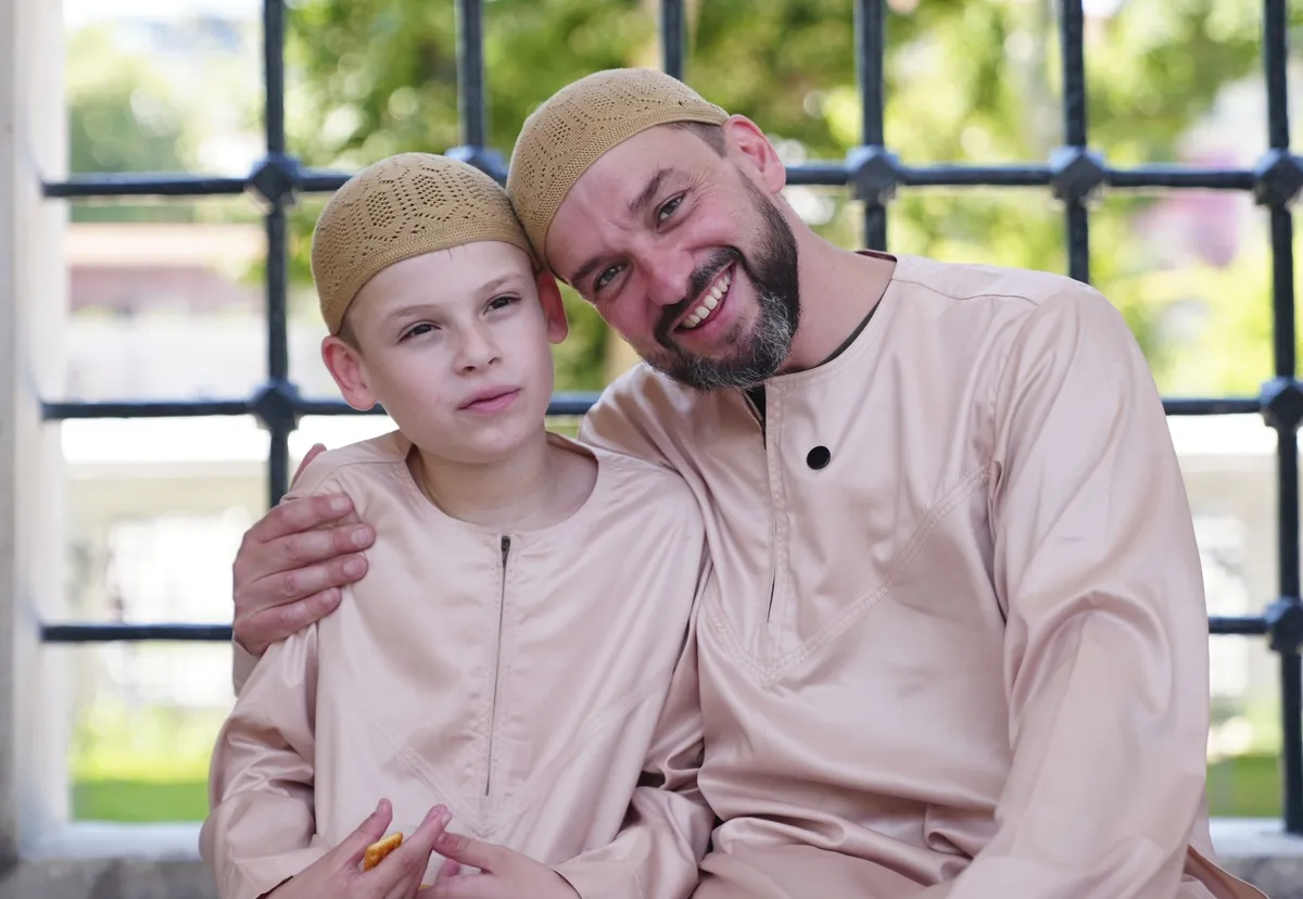 joshie-man-istanbulda-islamofobiye-karsi-camilerde-kek-dagitacak-1784300648501.jpeg Joshie Man İstanbul’da: İslamofobiye karşı camilerde kek dağıttı-3