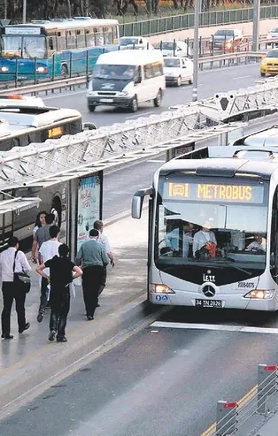 Toplu taşı-ma! Metrobüsün arıza yapması sonucu vatandaşlar yine yürümek zorunda kaldı
