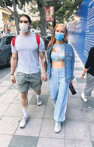 Feride Hilal Akın, sporcu sevgilisiyle görüntülendi