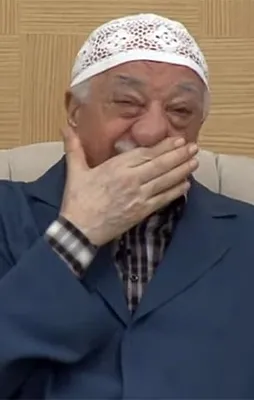 Yaşlı nineden teröristbaşı Gülen'e lanet şiiri