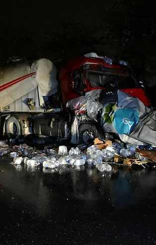 Kontrolden çıkan tır beton mikserine çarptı! Tonlarca su yola savruldu