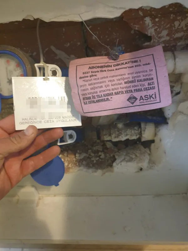 bosanma-davasi-acan-esinin-evinin-elektrik-su-ve-dogal-gazini-kestirdi-oglundan-can-yakan-soru-anne-neden-koms-1645862265771.jpg Boşanma davası açan eşinin evinin elektrik su ve doğal gazını kestirdi! Oğlundan can yakan soru: Anne neden komşuda banyoda yapıyoruz-6