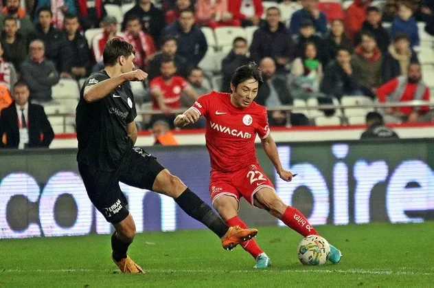 Spor Toto Süper Lig'in 21. haftasında Fraport TAV Antalyaspor evinde Ümraniyespor'u 3-2 yendi