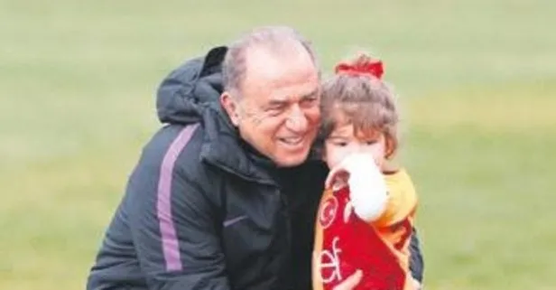 Galatasaray Teknik Direktörü Fatih Terim Merve Terim’in kızı Nil’le yeşil sahada oyun oynadı