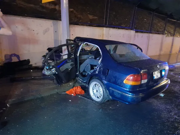 otomobil-aydinlatma-diregine-carpti-3-yarali-1631246413272.jpg Otomobil aydınlatma direğine çarptı! 3 yaralı-3