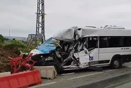 Silivri’de fabrika işçilerini taşıyan servis minibüsü kaza yaptı: Yaralılar var
