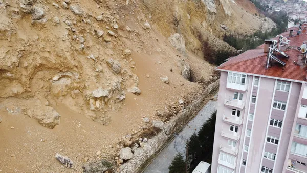 isparta-egirdirde-14-blok-210-dairede-oturanlar-korku-icinde-heyelan-tehlikesi-altinda-yasiyorlar-1645776930526.jpg Isparta Eğirdir'de 14 blok 210 dairede oturanlar korku içinde! Heyelan tehlikesi altında yaşıyorlar-10