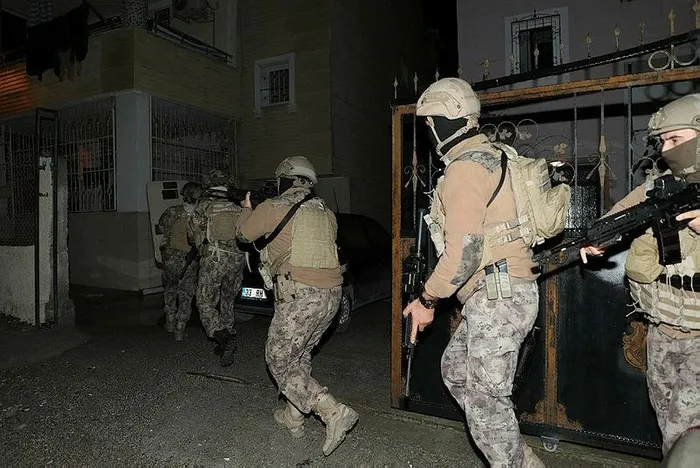 mersinde-kacakcilara-operasyon-13-gozalti-1705904440130.jpeg Mersin'de kaçakçılara operasyon: 13 gözaltı-2