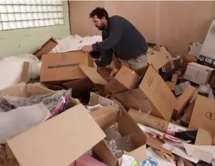 Kartondan gemi yapıp denize açıldılar! Bakın sonra ne oldu...