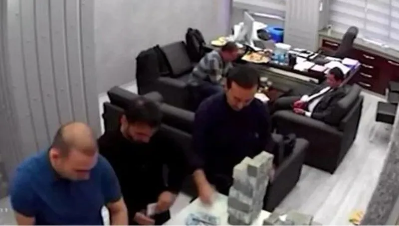 chpdeki-saibeli-para-goruntulerinin-merkezinde-ekrem-imamoglu-var-kasasi-muduru-ihalecisi-1711433435191.jpeg