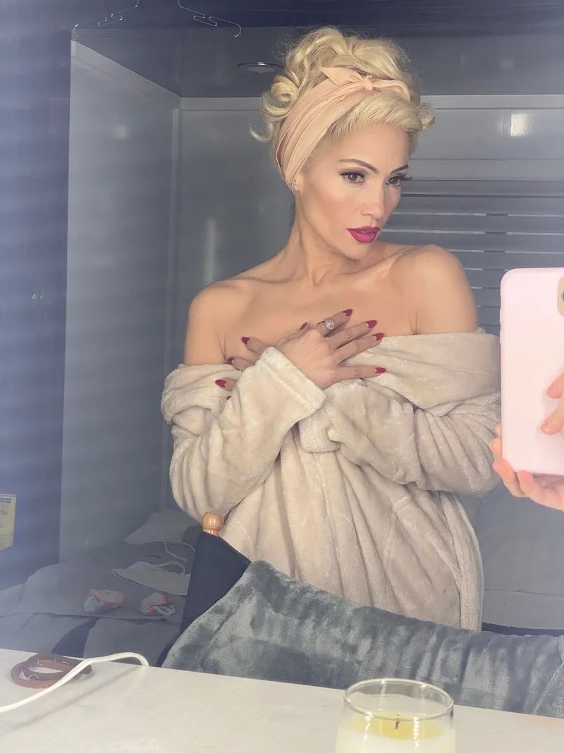ilk-bakista-tanimak-imkansiz-jennifer-lopez-yeni-imajiyla-saskina-cevirdi-1757916995722.jpg Kaynak: Sosyal medya