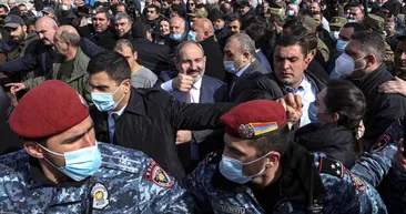 SON DAKİKA! Ermenistanda darbe girişimi! Paşinyan sokağa indi! Son dakika fotoğrafları