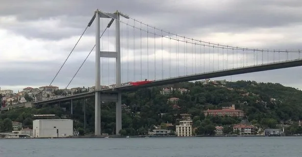 Son dakika: 15 Temmuz Şehitler Köprüsü’ne dev Türk bayrakları asıldı