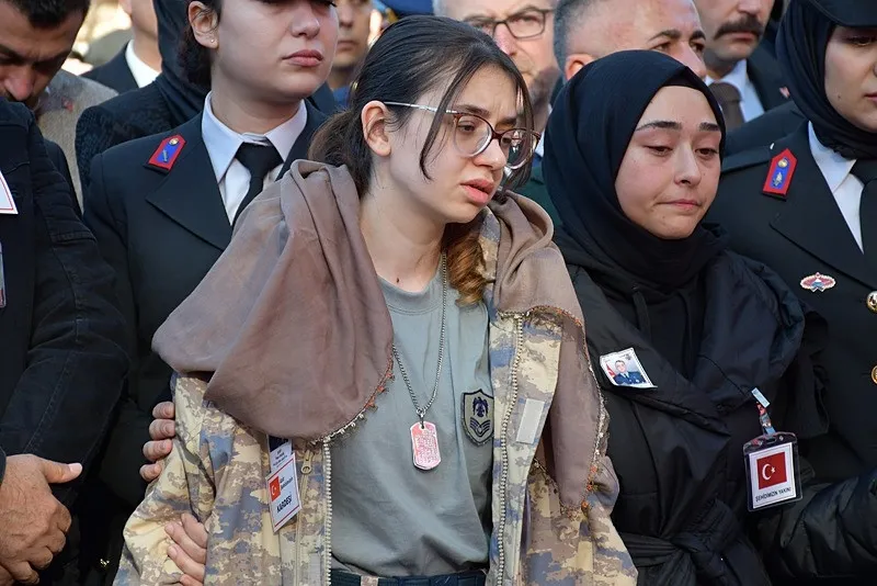 ŞEHİDİ BİNLERCE KİŞİ UĞURLADI-3