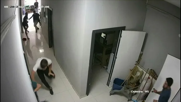 veteriner-kliniginde-silahli-kavga-3-arkadas-birbirine-girdi-1661329601607.jpeg Veteriner kliniğinde silahlı kavga! 3 arkadaş birbirine girdi-1