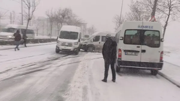 son-dakika-istanbulda-kar-firtinasi-istanbul-valiliginin-uyarilarina-ragmen-yollar-tuzlanmadi-ali-yerlikaya-di-1646893992914.jpg SON DAKİKA: İstanbul'da kar fırtınası! ❄İstanbul Valiliği'nin uyarılarına rağmen yollar tuzlanmadı: Ali Yerlikaya dikkat çekmişti servisler ve İETT yollarda kaldı-7