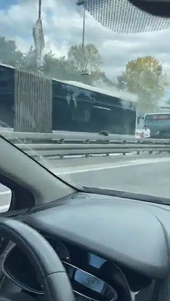 istanbulda-metrobus-cilesi-avcilarda-ariza-kadikoyde-yangin-1663702518846.jpeg İstanbul'da metrobüs çilesi! Avcılar'da arıza Kadıköy'de yangın-4