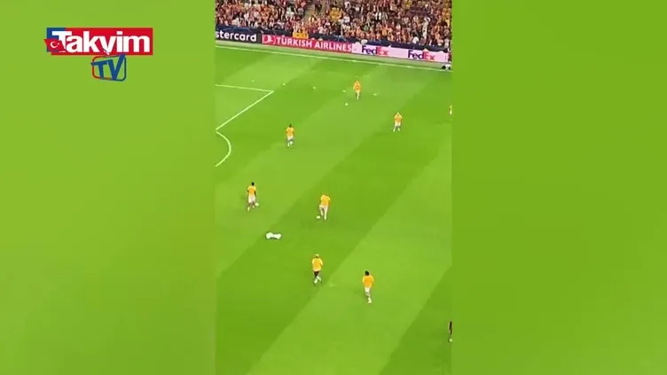 Mauro Icardi ısınmak için sahada!