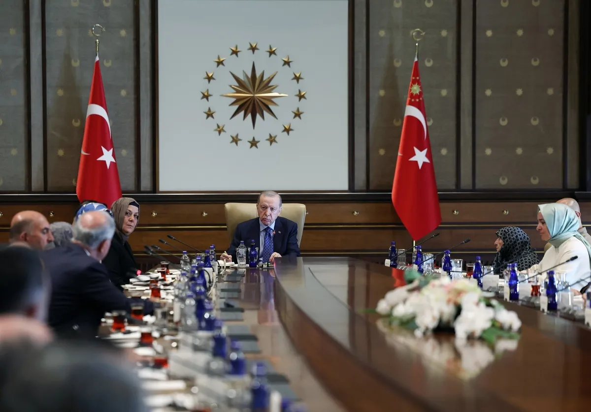 baskan-erdogandan-sehit-ailelerine-kulliyede-kabul-1786631954810.jpeg Başkan Erdoğan'dan şehit ailelerine Külliye'de kabul-3