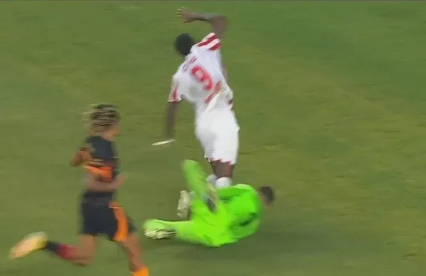 antalyaspor-galatasaray-macinda-penalti-dudugu-adriano-vurdu-muslera-cikardi-1659903417686.jpeg Antalyaspor - Galatasaray maçında penaltı düdüğü! Adriano vurdu Muslera çıkardı-5