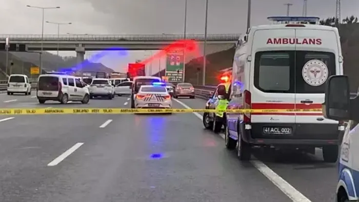 canli-yayinda-gosterdi-kuzey-marmara-otoyolunda-bir-kisi-tir-soforunu-rehin-aldi-ikna-cabalari-suruyor-1703343084963.jpeg 'Cinayetleri biliyorum' dedi Kuzey Marmara Otoyolu'nda TIR şoförünü rehin aldı! İçişleri Bakanı Ali Yerlikaya ile görüşen şahıs teslim oldu-2