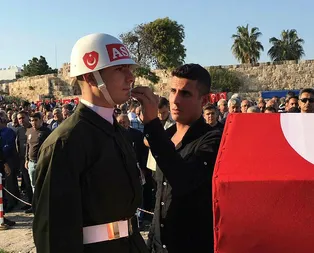 Şehit Bekir Can Hereklioğlunun cenazesinde yürek yakan an! Gözyaşlarını böyle sildi