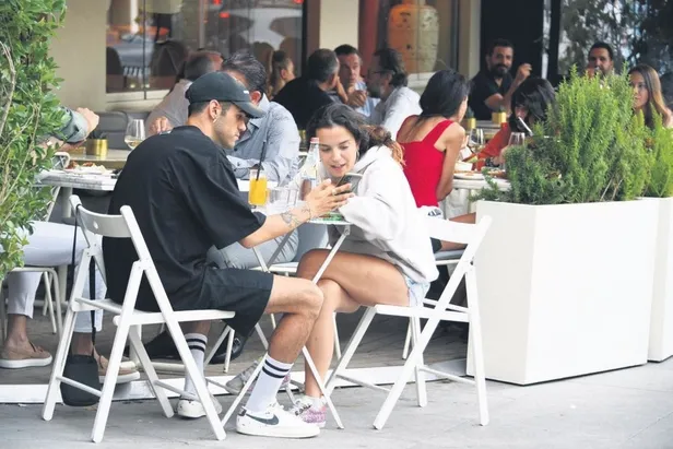 cicegi-burnunda-cift-ebru-sahin-ve-cedi-osman-temmuz-ayinda-15-bin-kilometre-yol-yapti-1658777458289.jpeg Çiçeği burnunda çift Ebru Şahin ve Cedi Osman Temmuz ayında 15 bin kilometre yol yaptı-9