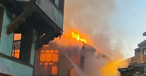 Bursa'da tarihi bina yanarak kül oldu