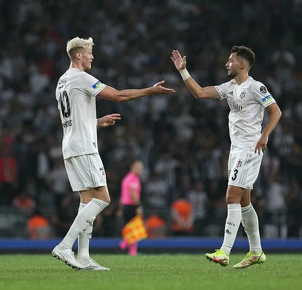 weghorst-gitti-burnley-karisti-taraftarlar-yonetime-isyan-bayragini-cekti-1664142458265.jpeg Weghorst gitti Burnley karıştı! Taraftarlar yönetime isyan bayrağını çekti-4