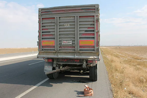 aksarayda-korkunc-kaza-tira-arkadan-carpti-1605439726683.jpg Aksaray'da korkunç kaza! Tıra arkadan çarptı-1