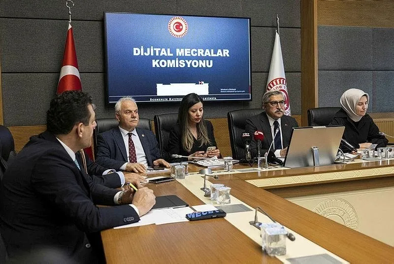 TBMM Dijital Mecralar Komisyonu, AK Parti Hatay Milletvekili Hüseyin Yayman (sağ 2) başkanlığında toplandı.