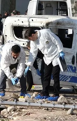 Polis aracına bombalı saldırı