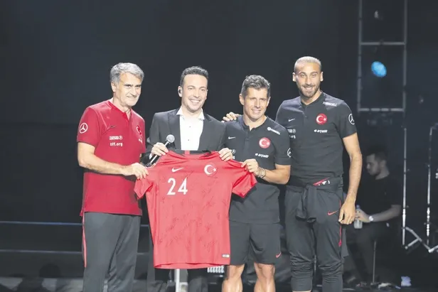 A Milli futbol takımı Oğuzhan Koç konserinde merol depoladı - 1