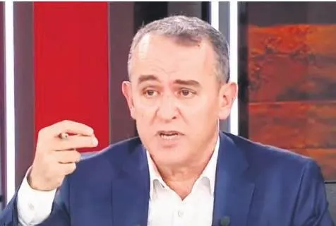 Bıyık altından gülüyor