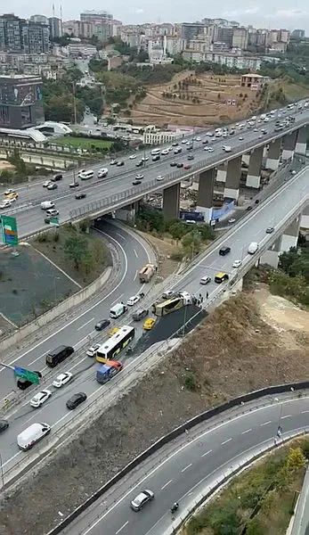 Son dakika: TEM Otoyolu'nda Kağıthane mevkiinde çakıl yüklü hafriyat kamyonu devrildi-5