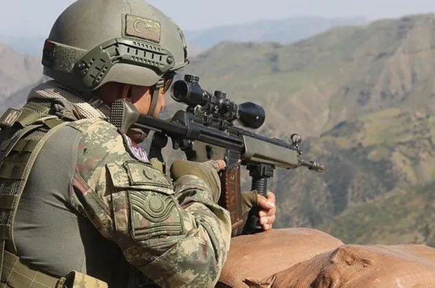 Hakkari'de PKK'lı 2 terörist teslim oldu