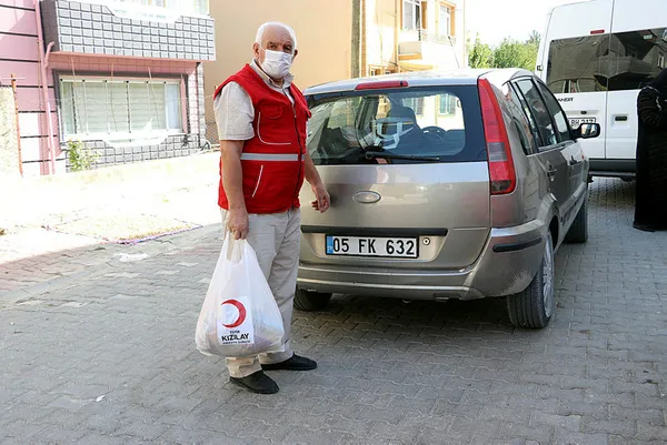 kizilayin-cocukken-yaptigi-yardimdan-duydugu-minnet-borcunu-odemek-icin-45-yildir-gonullu-olarak-calisiyor-1603961136380.jpg