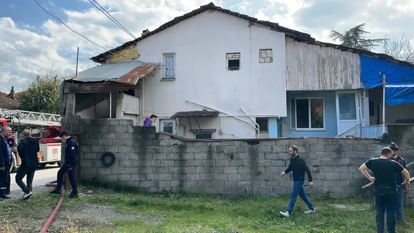 yasli-kadin-mutfakta-yemegi-unutunca-evde-yangin-cikti-1634218022031.jpg Yaşlı kadın mutfakta yemeği unutunca evde yangın çıktı-2