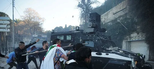 Cezayir karıştı! Sivil halk polisleri korudu