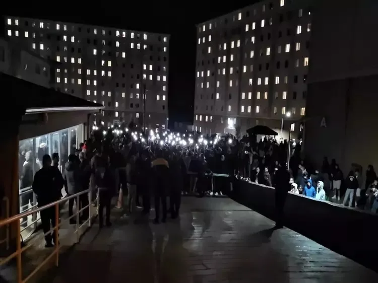 Edirne'de öğrencilerden sıcak su eylemi (DHA)