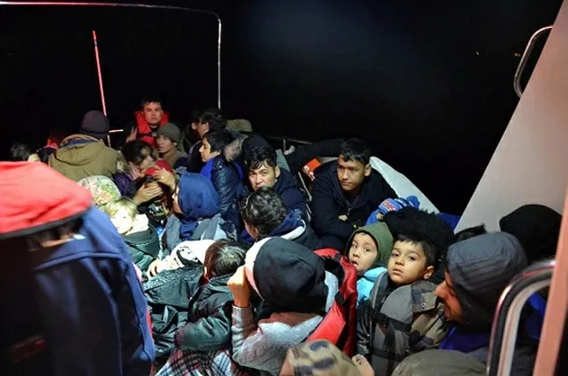 Son dakika: İzmir'de 52 düzensiz göçmen yakalandı
