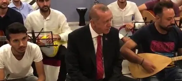 Erdoğan gençlerin türkülerine eşlik etti